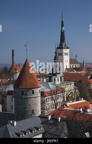 Estland, Tallinn, Altstadt, erhöhte Ansicht mit St. Olafs-Kirche aus dem Domberg Stockfoto