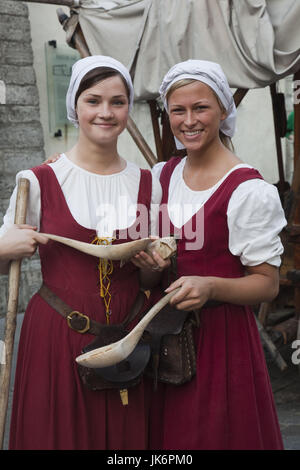 Estland, Tallinn, Altstadt, Raekoja Plats, Rathausplatz, junge Frauen im Land Kostüm, R, MR EST 10 001 und MR EST 10 002 Stockfoto