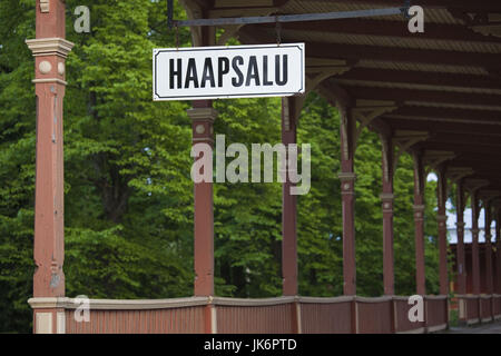 Estland, westlichen Estland, Haapsalu, Ortstafel am Bahnhof Stockfoto