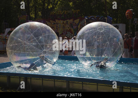 Litauen, westlichen Litauen, Palanga, Kinder im Wasserball Stockfoto