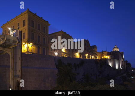 Italien, Sardinien, Cagliari, Il Castello Altstadt, Stadtmauer von Bastione San Remy, Abend Stockfoto