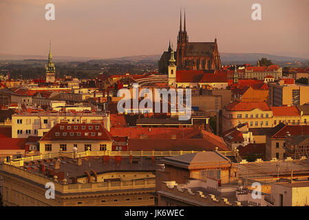 Brno, Tschechische Republik, Südmähren, Stadtansicht, Kirche St. Peter Und Paul, Abendlicht Europa, Osteuropa, stilsicheren, Ceská Republika, Mähren, Mähren, Gebietshauptstadt Brünn, Stadt, Großstadt, Gebäude, Häuser, Wohnhäuser, Gotteshaus, Kathedrale, Sehenswürdigkeit, werden Stockfoto