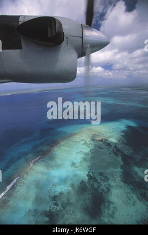 Inselflugzeug, Blick Fenster, Karibik, Kleine Antillen, Guadeloupe, Grande-Terre, Grand Cul-de-Sac Marin Mittelamerika, Westindische Inseln, Französische Antillen, Fachstellen, Karibisches Meer, Atlantik, Atlantischer Ozean, Weite, Ferne, Wasser, Sandbänke, Flugzeug, Propeller, Himmel, Wolken Stockfoto