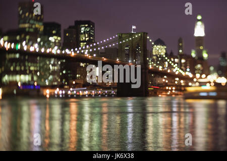 USA, New York City, Manhattan, Stadtansicht, Brooklyn Bridge, Detail, Abend Amerika, Nordamerika, hinweggegangen, Weltstadt, alten, Skyline, Hudson River, Fluss, Brücke, Bauwerk, Konstruktion, Lichter, Beleuchtung, Stadtbild, Nacht Stockfoto