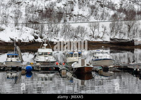 Angeln Boote vertäut schwimmenden Pontons-Port in Sildpolltjonna Einlass-S.shore Sildpollnes Halbinsel verlassene Schiffswrack Holzboot. Konesheia Halterung bac Stockfoto