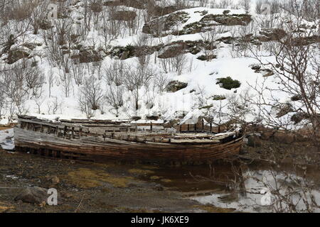 Schiffswrack aufgegeben Holzboot gestrandet an der Unterseite der Sildpolltjonna Bucht-Süd Küste von Sildpollnes-Halbinsel in der Austnesfjorden. Vagan kommune Stockfoto