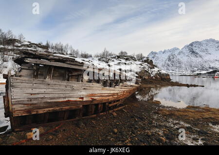 Schiffbrüchige Holzboot gestrandet-Sildpolltjonna Bucht unten-S.shore Sildpollnes Halbinsel-Austnesfjorden. Langstrandtindan-Stortinden-Berge. Vagan Stockfoto