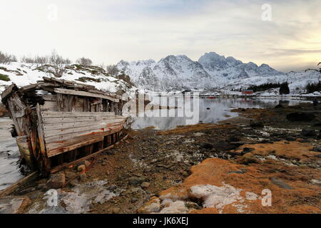 Schiffbrüchige Holzboot gestrandet-Sildpolltjonna Bucht unten-S.shore Sildpollnes Halbinsel-Austnesfjorden. Vagan Rulten-Langstrandtindan-Stortinden MTS. Stockfoto