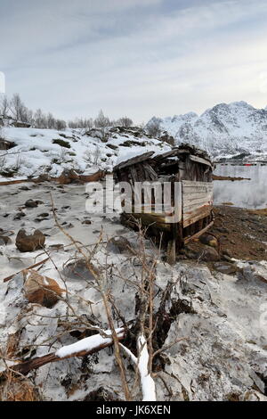 Schiffbrüchige Holzboot gestrandet-Sildpolltjonna Bucht unten-S.shore Sildpollnes Halbinsel-Austnesfjorden. Langstrandtindan-Stortinden-Berge. Vagan Stockfoto