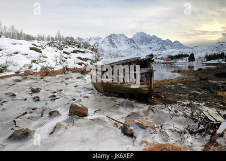 Schiffbrüchige Holzboot gestrandet-Sildpolltjonna Bucht unten-S.shore Sildpollnes Halbinsel-Austnesfjorden. Vagan Rulten-Langstrandtindan-Stortinden MTS. Stockfoto