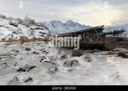 Schiffbrüchige Holzboot gestrandet-Sildpolltjonna Bucht unten-S.shore Sildpollnes Halbinsel-Austnesfjorden. Vagan Rulten-Langstrandtindan-Stortinden MTS. Stockfoto