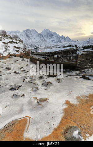 Schiffbrüchige Holzboot gestrandet-Sildpolltjonna Bucht unten-S.shore Sildpollnes Halbinsel-Austnesfjorden. Vagan Rulten-Langstrandtindan-Stortinden MTS. Stockfoto