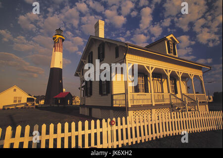 USA, Georgia, Tybee Island, Leuchtturm, Wohnhaus, Morgenlicht Vereinigte Staaten, Nordamerika, Südstaaten, Halbinsel, Stadt, Erbaut 1933, Tybee Island Historical Society, Museum, Sehenswürdigkeit, Turm, 31,32 m Hoch, Holz, Holzfassade, Holzgebäude, bereitzuhalten, Donauschiffen, Seezeichen, Schifffahrtszeichen, Navigation, Navigationshilfe, Lebensform, Leuchtfeuer, Lichtsignal, Signal, Optisch, Häuser Stockfoto