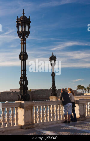 Spanien, Andalusien, Provinz Cadiz, Cadiz, Playa De La Caleta, Sonnenuntergang Stockfoto