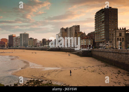 Spanien, Asturien, Asturias Province, Gijon, Gebäude entlang der Playa de San Lorenzo Strand, am späten Nachmittag Stockfoto