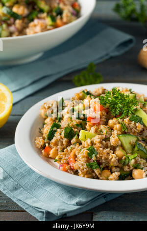 Hausgemachte Bulgar Weizen-Salat mit Gurke Petersilie und Pfeffer Stockfoto