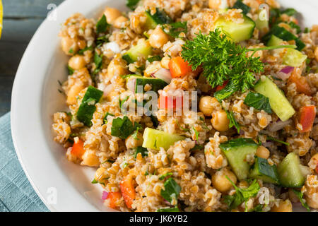 Hausgemachte Bulgar Weizen-Salat mit Gurke Petersilie und Pfeffer Stockfoto