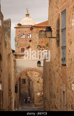 Spanien, Extremadura Region Cáceres Provinz, Caceres, monumentale Ciudad, Old Town, Adarve de Santa Ana Straße Stockfoto