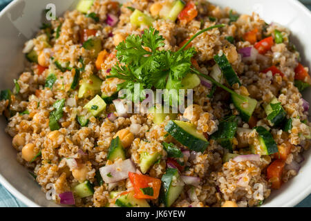 Hausgemachte Bulgar Weizen-Salat mit Gurke Petersilie und Pfeffer Stockfoto