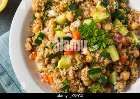 Hausgemachte Bulgar Weizen-Salat mit Gurke Petersilie und Pfeffer Stockfoto