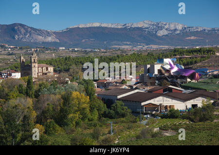 Spanien, Land Baskenland, La Rioja-Gebiet, Provinz Alava, Elciego, Blick auf die erhöhten Stadt und Hotel Marques de Riscal, entworfen von Architekt Frank Gehry Stockfoto