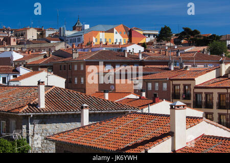 Spanien, Region Castilla y León, Provinz Avila, Avila, erhöhten Blick auf die Dächer der Stadt von Las Murallas, Stadtmauer Stockfoto