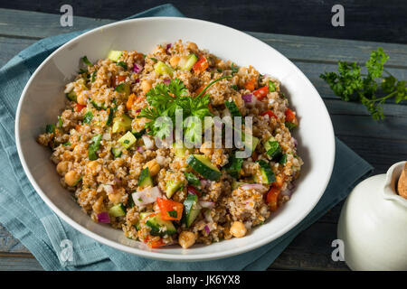 Hausgemachte Bulgar Weizen-Salat mit Gurke Petersilie und Pfeffer Stockfoto