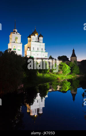 Russland, Oblast Pskow, Pskow, Pskower Kreml und Dreifaltigkeits-Kathedrale spiegelt sich in Pskova Fluss, Abend Stockfoto