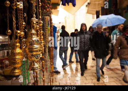 Israel, Jerusalem, Altstadt, christlichen Viertel Marktplatz, Votiv-Kerzen zum Verkauf Stockfoto