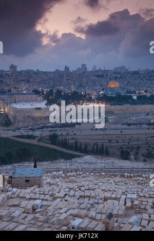 Israel, Jerusalem, erhöhte Stadtansicht mit Tempelberg und Felsendom vom Ölberg, Dämmerung Stockfoto