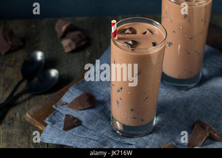 Kalte erfrischende Eiskaffee heiße Schokomilch mit Eis Stockfoto