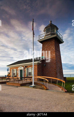 USA, Kalifornien, Central Coast, Santa Cruz, Lighhouse Feld State Beach, Leuchtturm und Surfing Museum, dawn Stockfoto