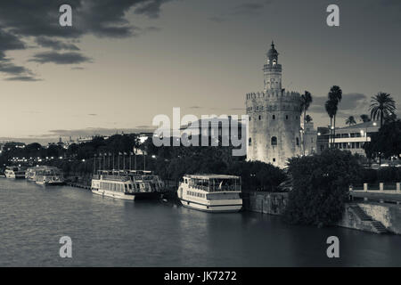 Spanien, Andalusien, Provinz Sevilla, Sevilla, Turm Torre del Oro, Abend Stockfoto