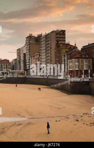 Spanien, Asturien, Asturias Province, Gijon, Gebäude entlang der Playa de San Lorenzo Strand, am späten Nachmittag Stockfoto