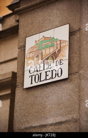 Spanien, Madrid, Centro Region, Plaza Mayor, Zeichen für die Straße Calle de Toledo Stockfoto