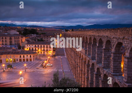 Spanien, Castilla y Leon Region, Provinz Segovia Segovia, Blick auf die Plaza de Artilleria mit El Acueducto, römische Aquädukt, Dawn Stockfoto