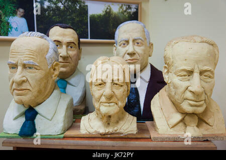 The Galilee, Israel Kfar Tabor Kibbuz, Marzipan-Museum, Marzipan Skulpturen des israelischen Ministerpräsidenten, front-Row-Yitzak Rabin, Golda Meir, Shimon Peres, Backrow-Ehud Barak, Binyamin Netanyahu Stockfoto