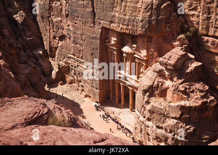 Jordanien, Petra-Wadi Musa, alten nabatäischen Felsenstadt Petra, erhöhten Blick auf die Treasury, A-Khazneh Al-Khubta-Trail Stockfoto