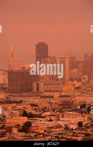 USA, California, San Francisco, in der Innenstadt, erhöhte Stadtansicht von Corona Heights Park, Dämmerung Stockfoto