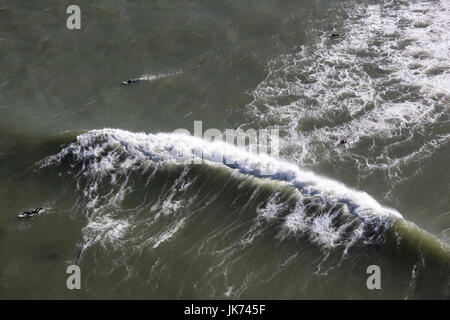 USA, California, San Francisco, The Presidio, Golden Gate National Recreation Area, erhöhten Blick auf Fort Point Surfen von Golden Gate Bridge Stockfoto