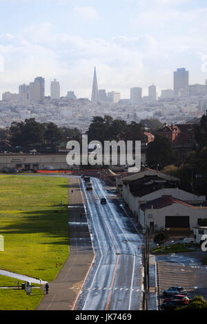 USA, California, San Francisco, The Presidio, Golden Gate National Recreation Area, erhöhte Stadtansicht von oben Crissy Field, morgen Stockfoto