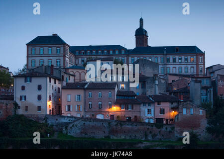 Frankreich, Region Midi-Pyrénées, Tarn Abteilung, Albi, Stadtübersicht vom Fluss Tarn Dämmerung Stockfoto