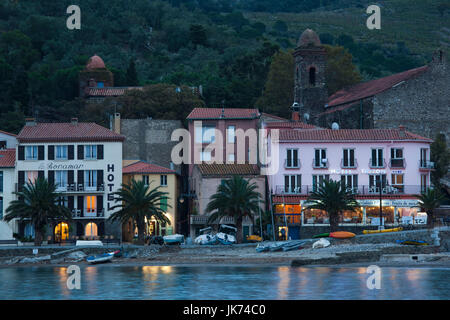 Frankreich, Languedoc-Roussillon, Pyrenäen-Orientales Abteilung, Vermillion Küstenlandschaften, Collioure, Stadt am Wasser, Sonnenuntergang Stockfoto