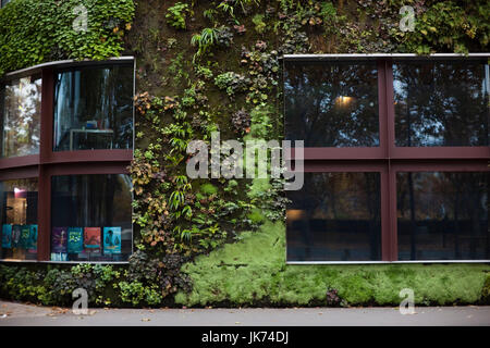 Frankreich, Paris, Musée du Quai Branly Museum, außen mit Vegetation bedeckt Stockfoto