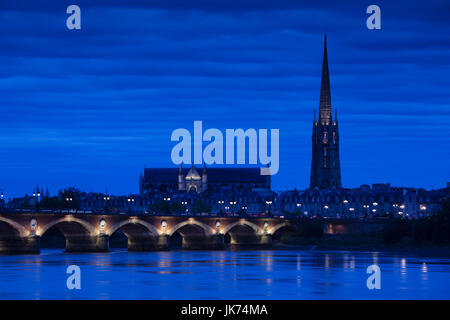 Frankreich, Region Aquitanien, Gironde Abteilung, Bordeaux, Pont de Pierre zu überbrücken, Eglise St-Michel und Fluss Garonne, Dämmerung Stockfoto