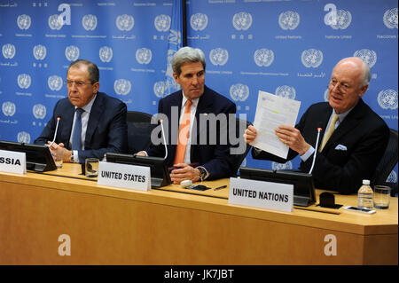 Secretary Of State John Kerry befasst sich mit die Presse. Nach der Annahme durch den Sicherheitsrat der Vereinten Nationen von den Vorschlag der internationalen syrischen Support Group, US-Außenminister John Kerry, der russische Außenminister Sergej Lawrow und des UN-Sondergesandten für Syrien, Staffan de Mistura hielt eine After-Hours gemeinsame Pressekonferenz im UN-Hauptquartier am Dezember 18,2015 in New York City. Bildnachweis: Dennis Van Tine/MediaPunch Stockfoto