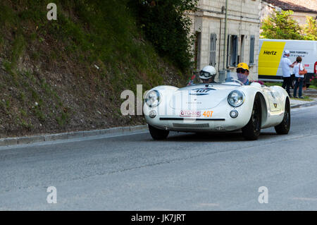 GOLA DEL FURLO, Italien - 19. Mai: PORSCHE 550 Spyder RS 1955 auf einem alten Rennwagen Rallye Mille Miglia 2017 die berühmte italienische historische Rennen (1927-19 Stockfoto