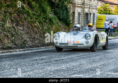 GOLA DEL FURLO, Italien - 19. Mai: PORSCHE 550 Spyder RS 1955 auf einem alten Rennwagen Rallye Mille Miglia 2017 die berühmte italienische historische Rennen (1927-19 Stockfoto