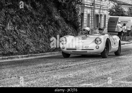 GOLA DEL FURLO, Italien - 19. Mai: PORSCHE 550 Spyder RS 1955 auf einem alten Rennwagen Rallye Mille Miglia 2017 die berühmte italienische historische Rennen (1927-19 Stockfoto