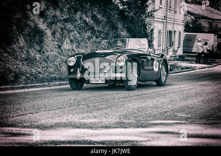 GOLA DEL FURLO, Italien - 19. Mai: Austin Healey 100/4 1956 auf einem alten Rennwagen Rallye Mille Miglia 2017 die berühmte italienische historische Rennen (1927-1957 Stockfoto